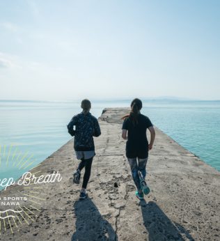 駆け抜けたい道がある。 沖縄の絶景と原風景を走る、離島ランニング。